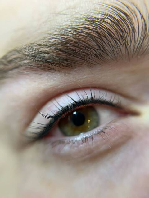 Permanentais grims acīm starpskropstu līnijas tehnikā