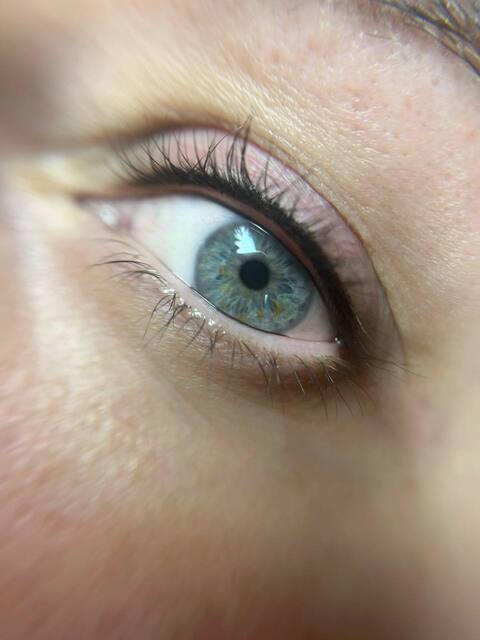 Permanentais grims acīm starpskropstu līnijas tehnikā