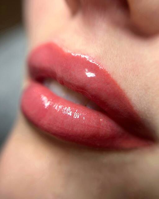 Permanentais grims lūpām akvareļtehnikā