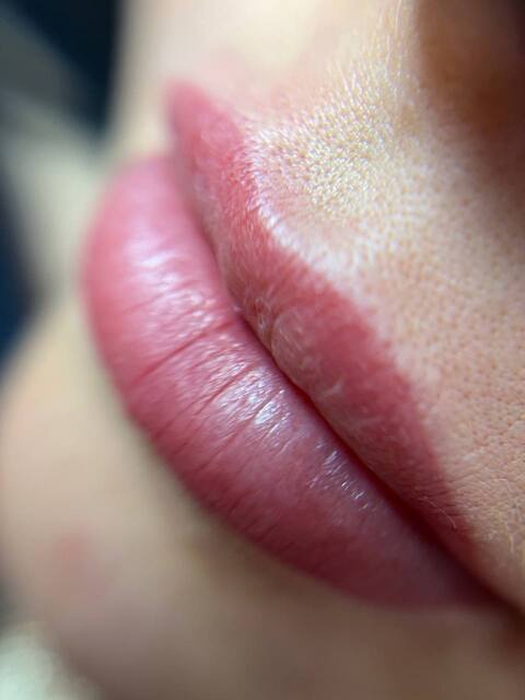 Permanentais grims lūpām akvareļtehnikā