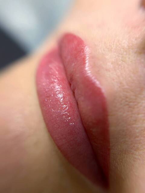 Permanentais grims lūpām akvareļtehnikā