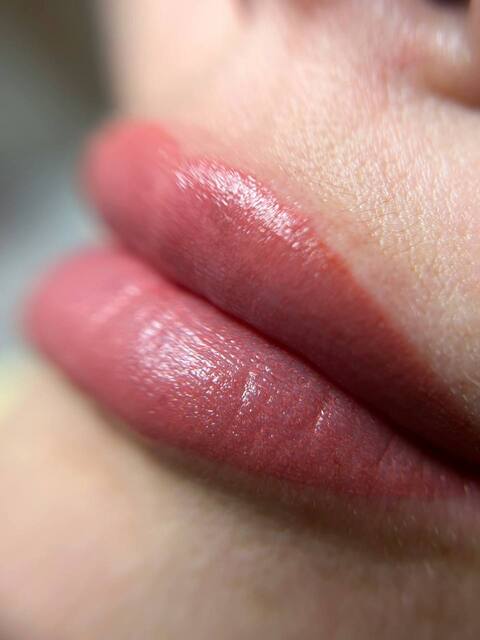 Permanentais grims lūpām akvareļtehnikā