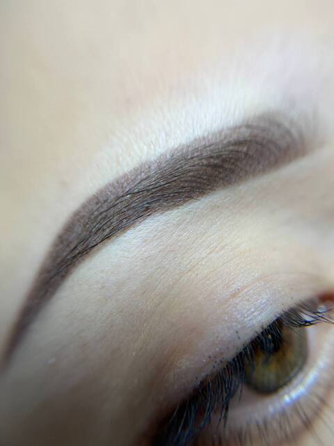 Permanentais grims uzacīm pūdertehnikā