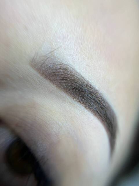 Permanentais grims uzacīm pūdertehnikā