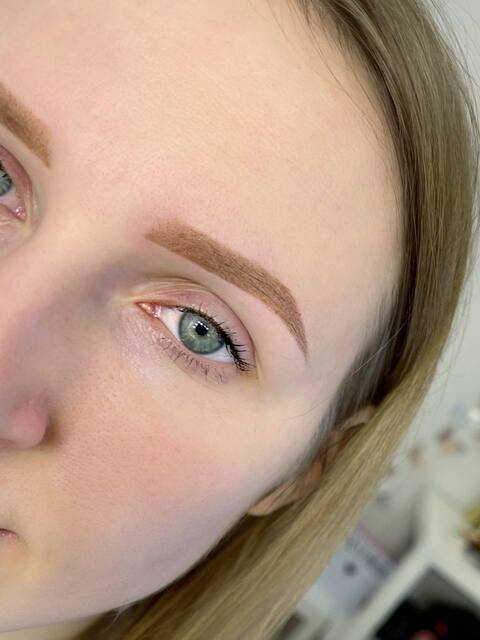 Permanentais grims uzacīm pūdertehnikā