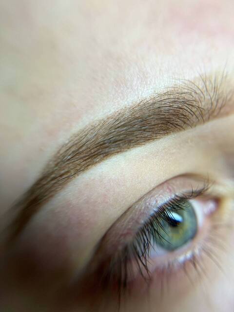 Permanentais grims uzacīm pūdertehnikā