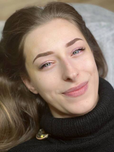 Permanentais grims uzacīm pūdertehnikā