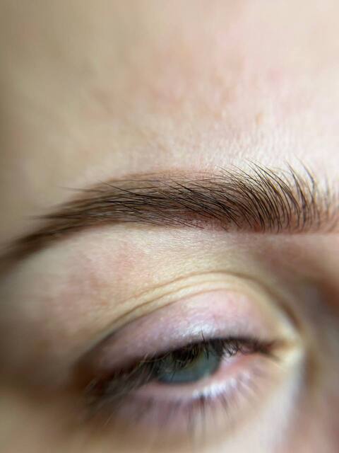 Permanentais grims uzacīm pūdertehnikā