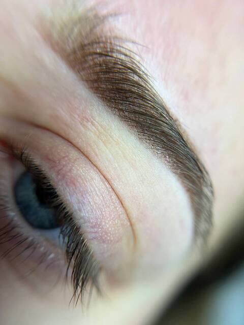 Permanentais grims uzacīm pūdertehnikā