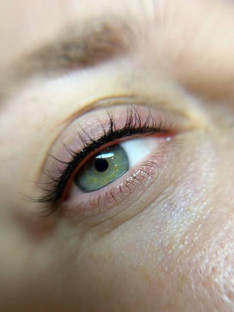 Permanentais grims acīm starpskropstu līnijas tehnikā