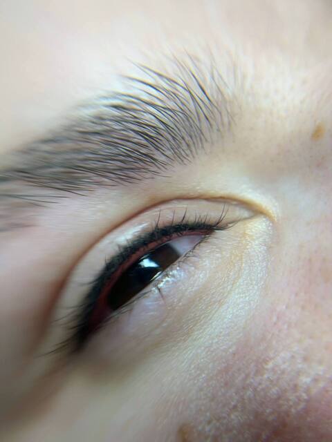 Permanentais grims acīm starpskropstu līnijas tehnikā