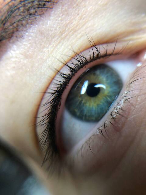 Permanentais grims acīm starpskropstu līnijas tehnikā