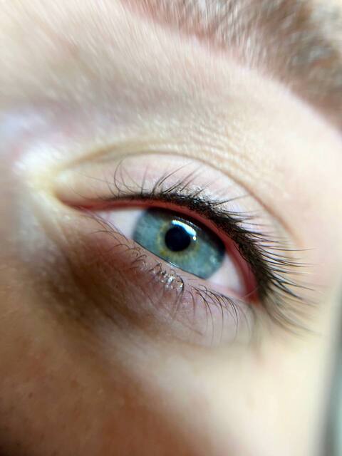 Permanentais grims acīm starpskropstu līnijas tehnikā