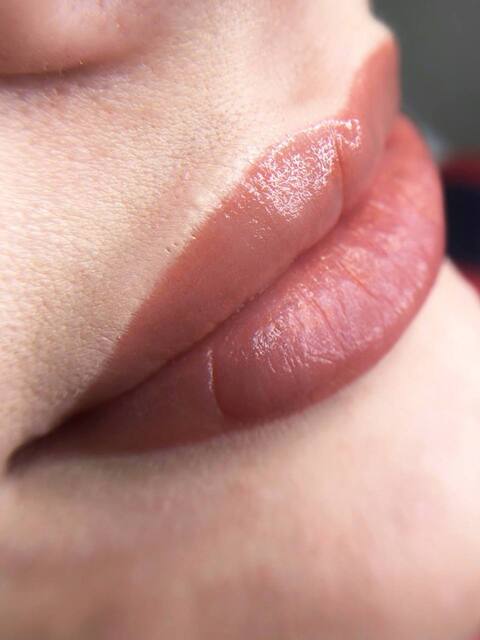 Lūpu mikropigmentācija akvareļtehnikā