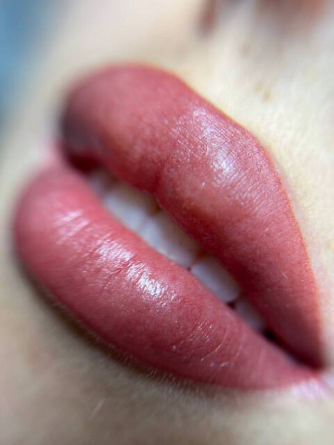 Permanentais grims lūpām akvareļtehnikā