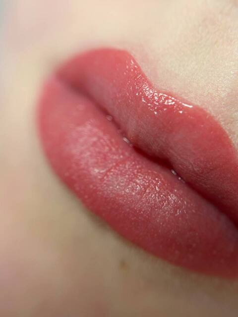 Permanentais grims lūpām akvareļtehnikā