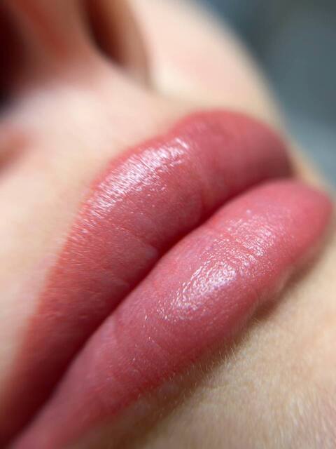 Permanentais grims lūpām akvareļtehnikā