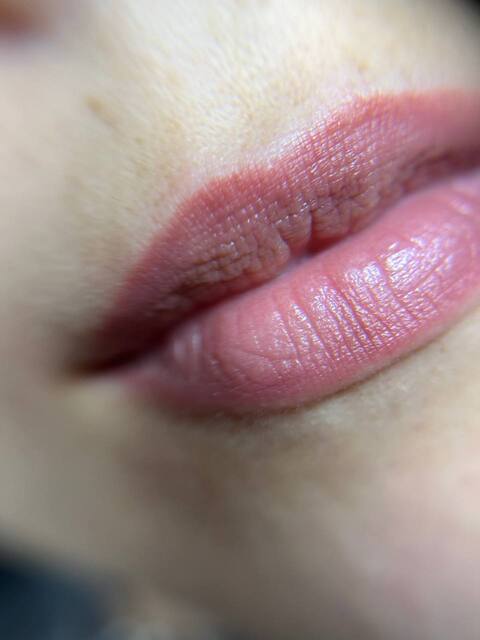 Permanentais grims lūpām akvareļtehnikā