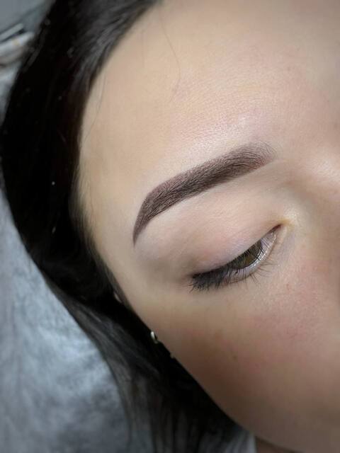 Permanentais grims uzacīm pūdertehnikā