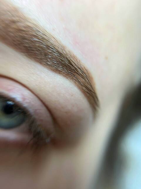 Permanentais grims uzacīm pūdertehnikā