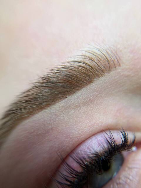 Permanentais grims uzacīm pūdertehnikā