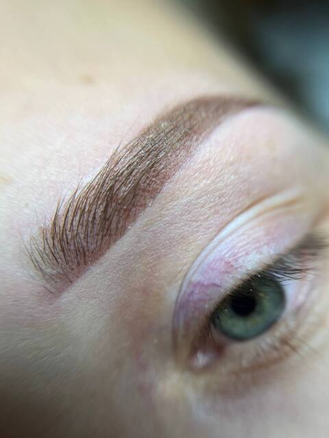 Permanentais grims uzacīm pūdertehnikā