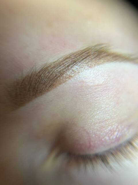 Permanentais grims uzacīm pūdertehnikā